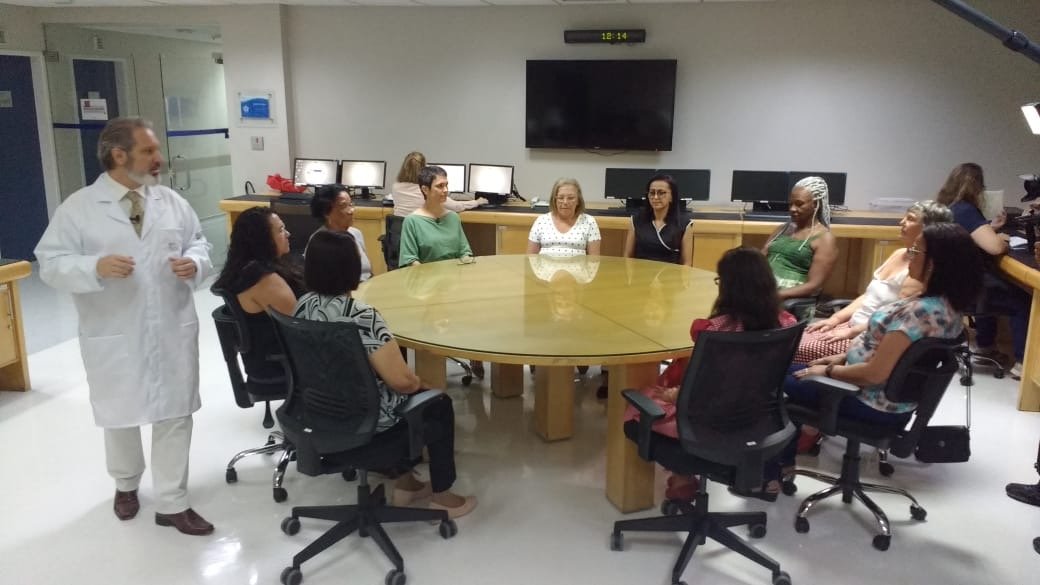 Dr. Marcelo Csermák conduzindo um encontro em grupo no ambulatório da Escola Paulista de Medicina / UNIFESP.